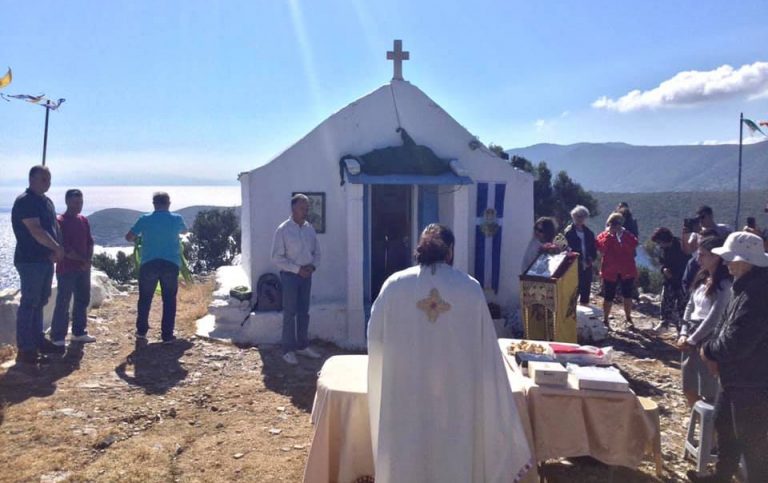 ΦΩΤΟΡΕΠΟΡΤΑΖ: Θεία λειτουργία στο νησάκι του Αγίου Νικολάου!