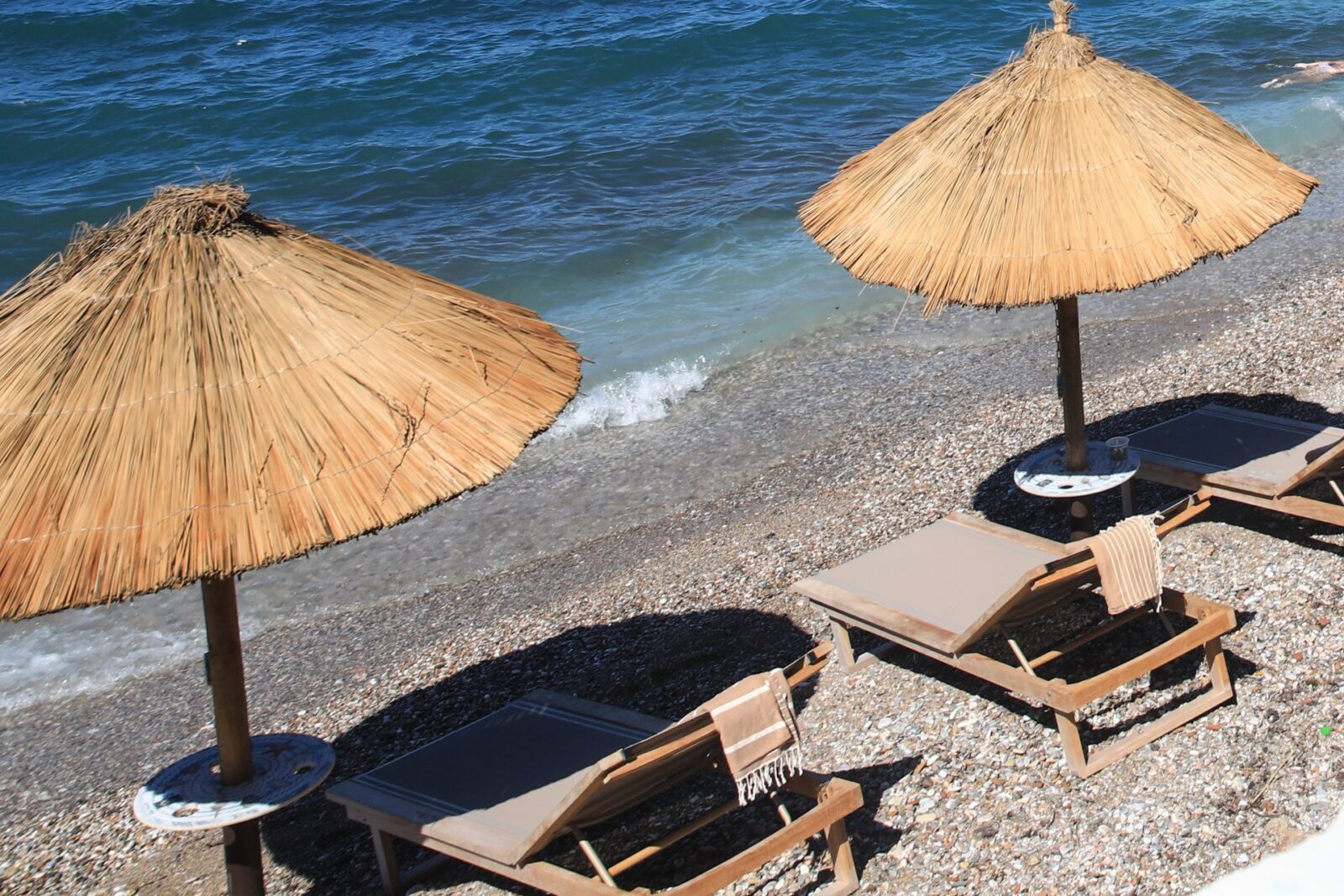 Παραλίες της Σάμου: Νέες συλλήψεις για ομπρέλες & ξαπλώστρες