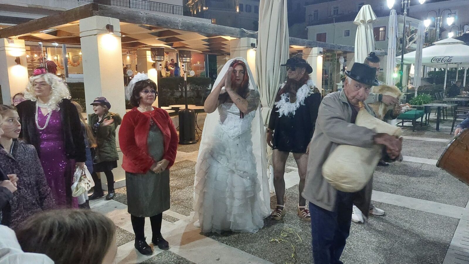 ΒΙΝΤΕΟ-ΦΩΤΟΡΕΠΟΡΤΑΖ: Kαρναβαλική βραδιά στο Καρλόβασι!